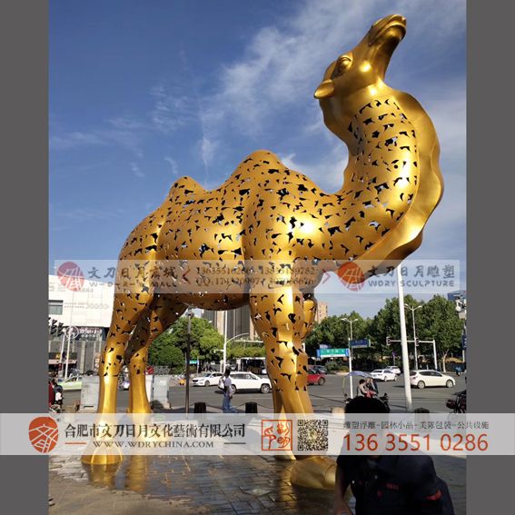 国内商业动物主题金骆驼不锈钢雕塑